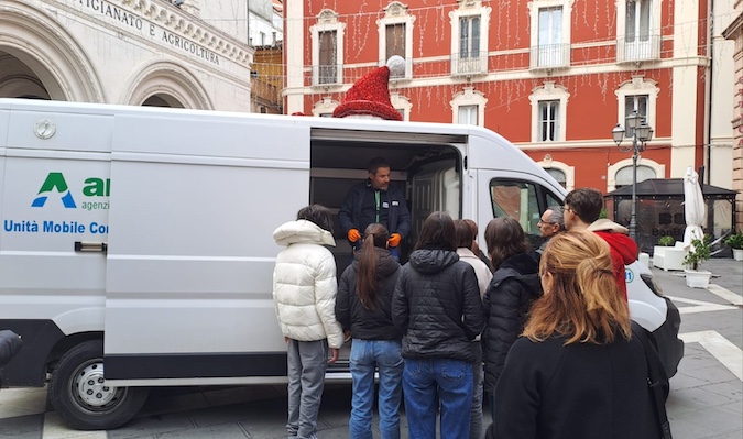 Nella foto il ragazzi del liceo mentre visionano il laboratorio mobile dell'Agenzia