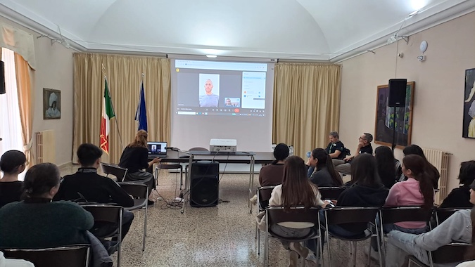 Nella foto la videocall con l'ingegnere elettronico Marco Buttu dell'Istituto Nazionale di Astrofisica