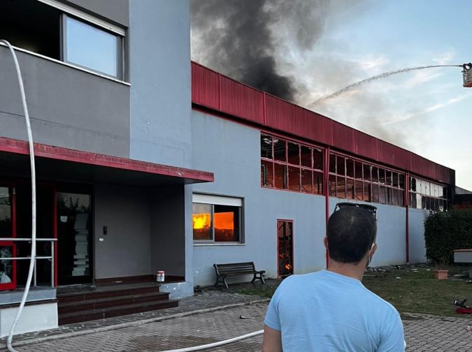 I tecnici dell'Arta durante i campionamenti sul luogo dell'incendio