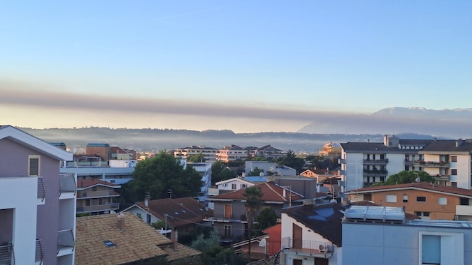 la coltre di fumo nero che ha interessato le zone vicine ai luoghi degli incendi